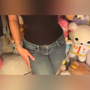 Arizona Jeans Early 2000’s
Low-waisted, boot Cut-leg blue jeans